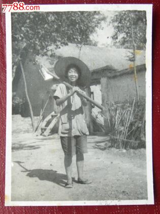 好玩照片,<em>美女</em>扛<em>锄头</em>【老照片】,老照片-- 个人