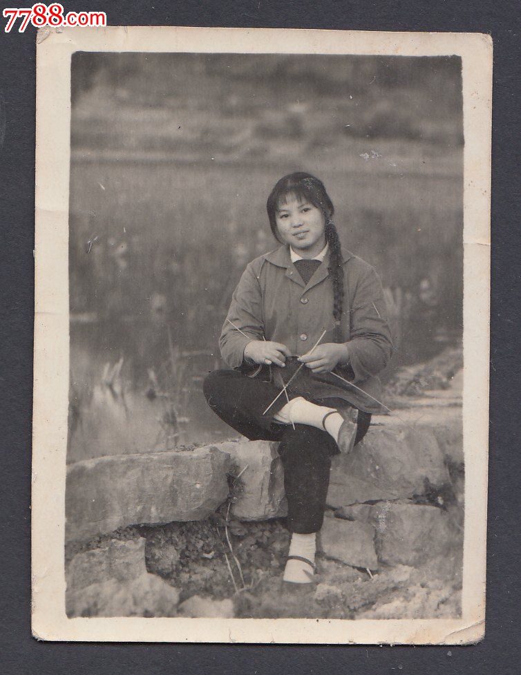 传统的中国女性,<em>织毛衣</em>的长辫子姑娘,照片拍摄