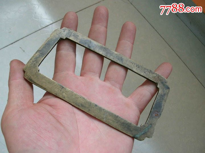 方形铜镇纸一个.
