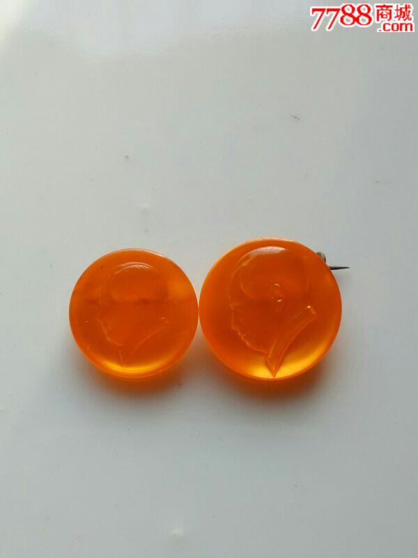 佩戴精美有机珠光毛章两枚!扣章-价格:250元-s