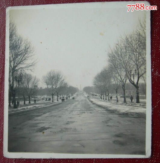 1954年,吉林长春,胜利纪念塔矗立在宽阔的斯大林大街的远处【老照片】