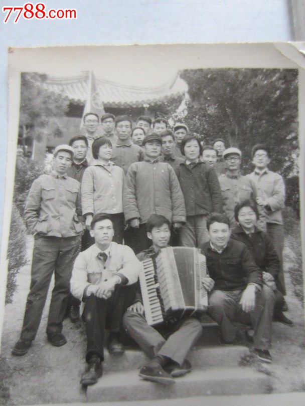 拉手风琴同学合影(老照片)