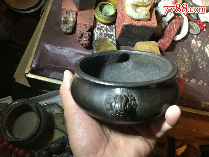 老黄铜精铸狮耳圈足香炉,底部堂号款"大明宣德年制",古朴庄严,光亮如