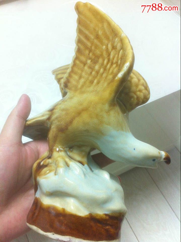 雄鹰展翅瓷摆件