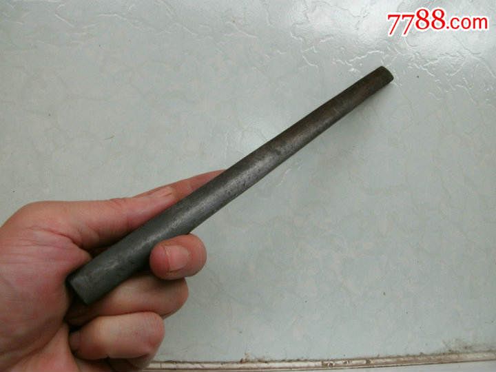 铁戒尺,铁镇尺,拿手中,学生捣乱,要敲手的