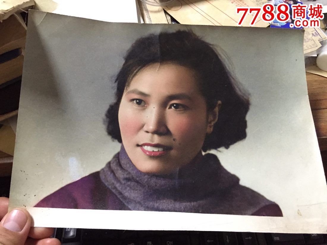 70年代末期唇红齿白美女照片一张!