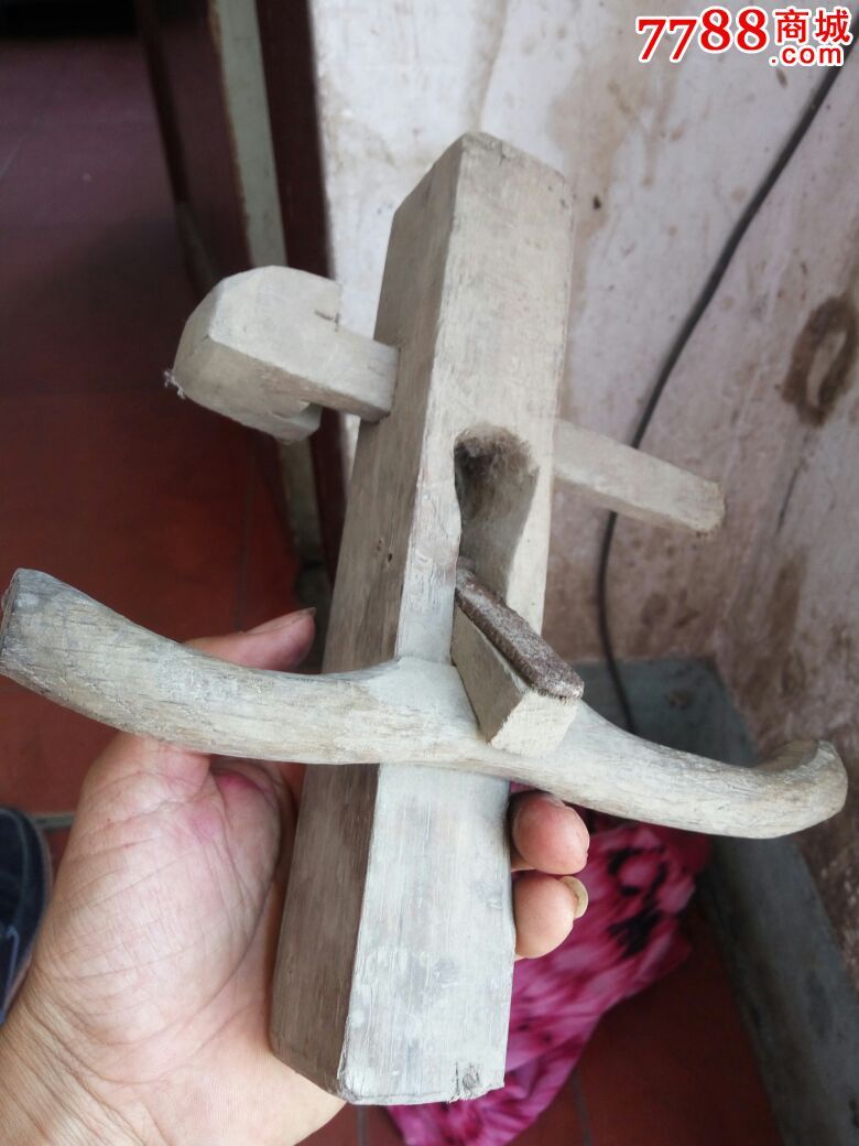 老木匠用的刨子一个