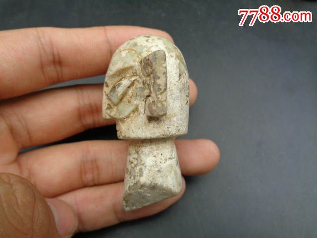 出土的广汉三星堆文化玉人头像