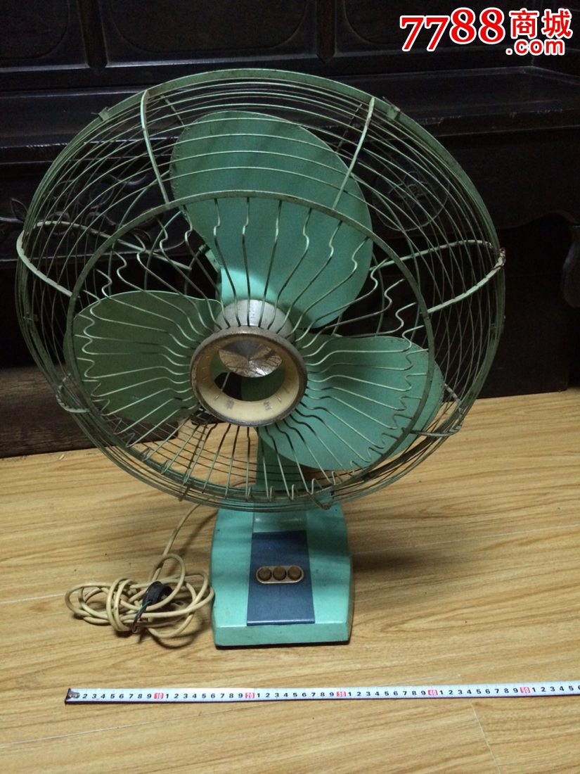 早期上海电扇厂生产的华生电风扇,台扇、老风扇。各档位清晰好用,可以摇头。完整能用,包老保真!适合老上海博物馆、民俗博物馆、会所、茶馆收藏摆放、复古怀旧展示!老物件有瑕疵,售出不退谨慎购买!给中、差评的请绕道!请看店铺公告栏!