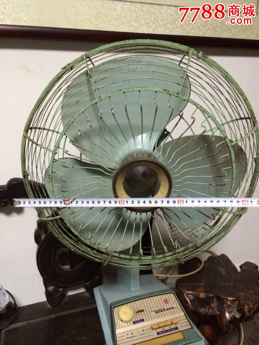 早期上海电扇厂生产的华生电风扇,台扇、壁扇两用扇。按键式,设计新颖,各档位清晰好用,风量很大,不能摇头。有十几斤重,完整能用,包老保真!适合老上海博物馆、民俗博物馆、会所、茶馆收藏摆放、复古怀旧展示!老物件有瑕疵,售出不退谨慎购买!给中、差评的请绕道!请看店铺公告栏!