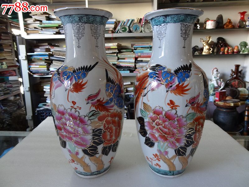精品80年代描金手绘图案老瓷器花瓶一对