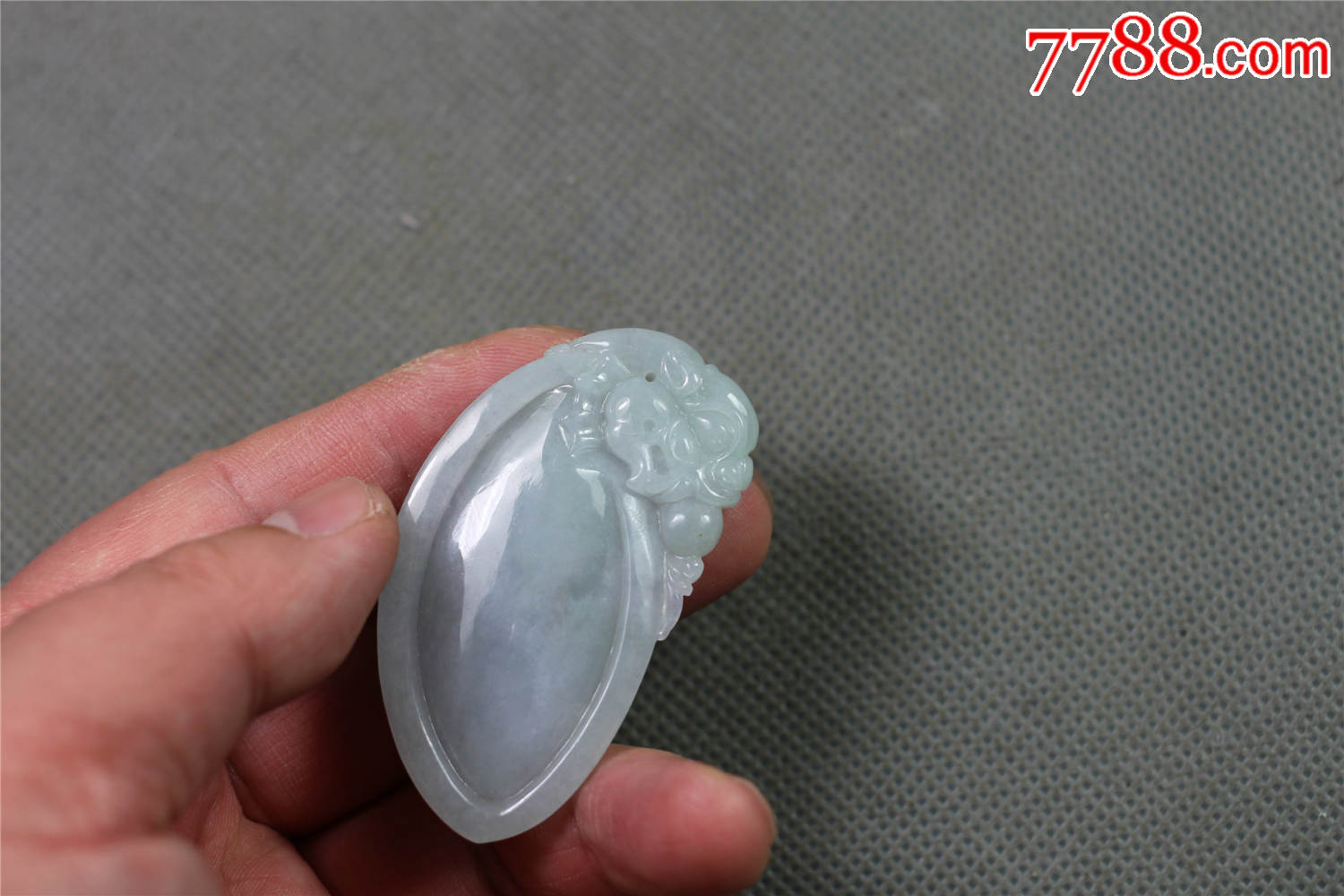 文物商店库存翡翠鱼化龙玉坠,全品三包,都是七八十年代文物商店收购的库存或国营玉器厂划拨,做工古朴,器形优美,手感滋润。尺寸5.9X3.2x1.2厘米,重38克。七八十年代国家玉器厂划拨玉器,沿袭传统老工艺加工制作,刀法极其犀利明快!封存于文物商店,未盘过,老器如新,非常漂亮!微信/手机:13098436501(加微信时注明网站)/QQ:574675098