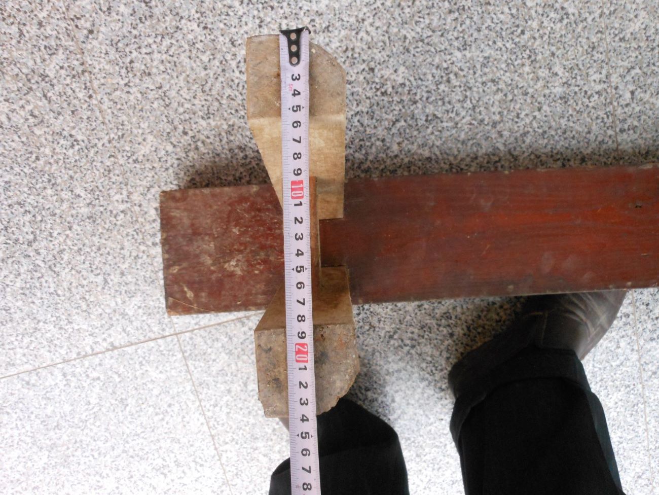 生活类;长板凳1个;老的硬木102厘米*30厘米*25厘米板后6公分
