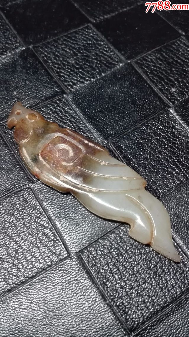 带沁色的玉鸟