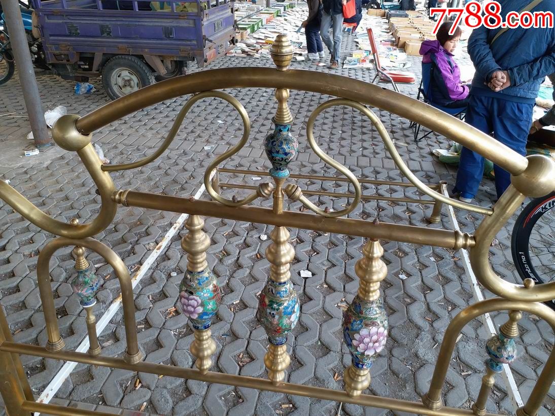 八*十年代掐丝珐琅装饰大铜床_价格800.