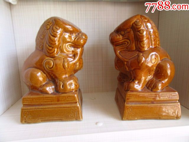 民国黄釉狮子瓷器摆件一对