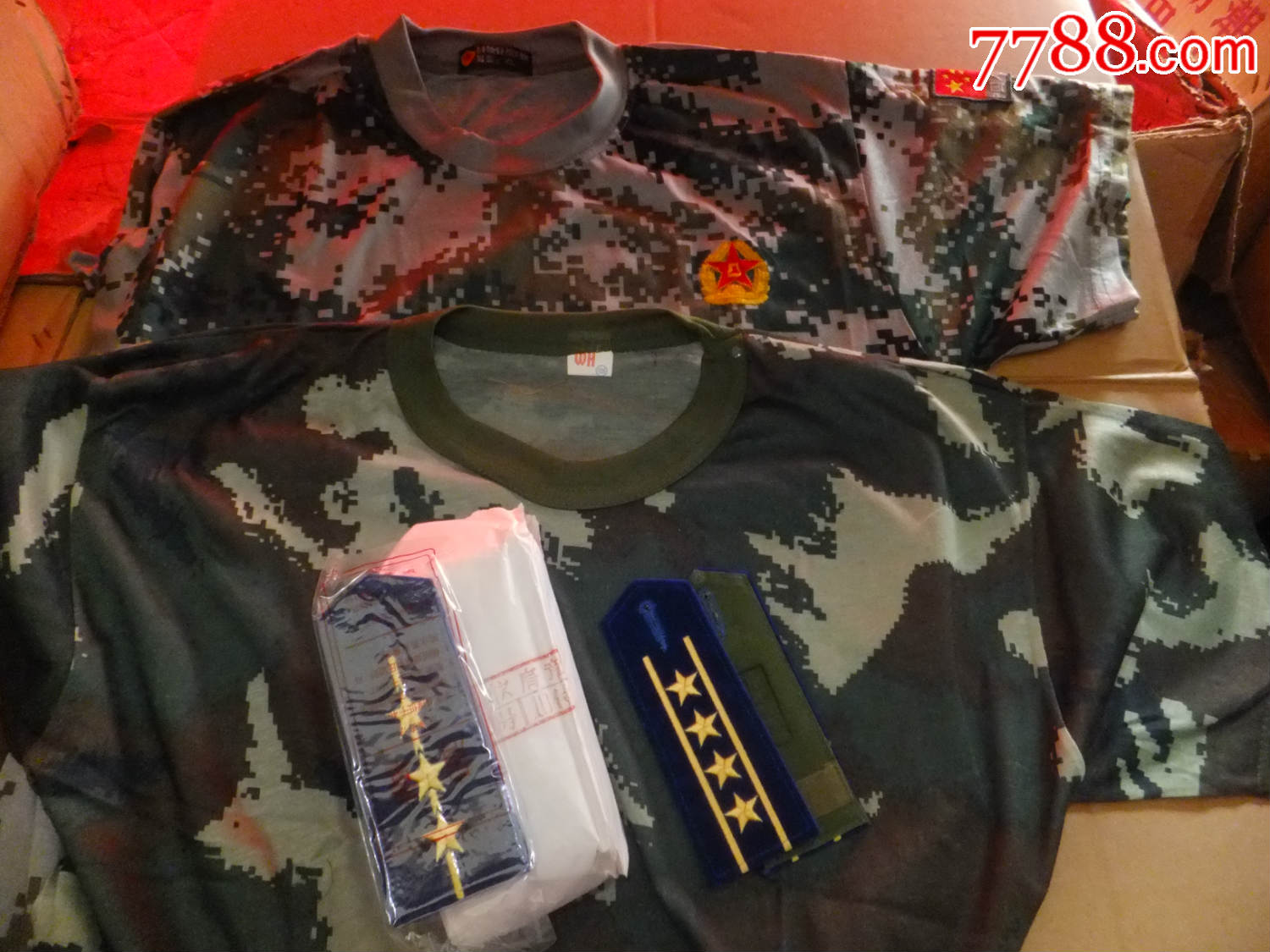 迷彩半袖2件,老肩章11副,一共30元.