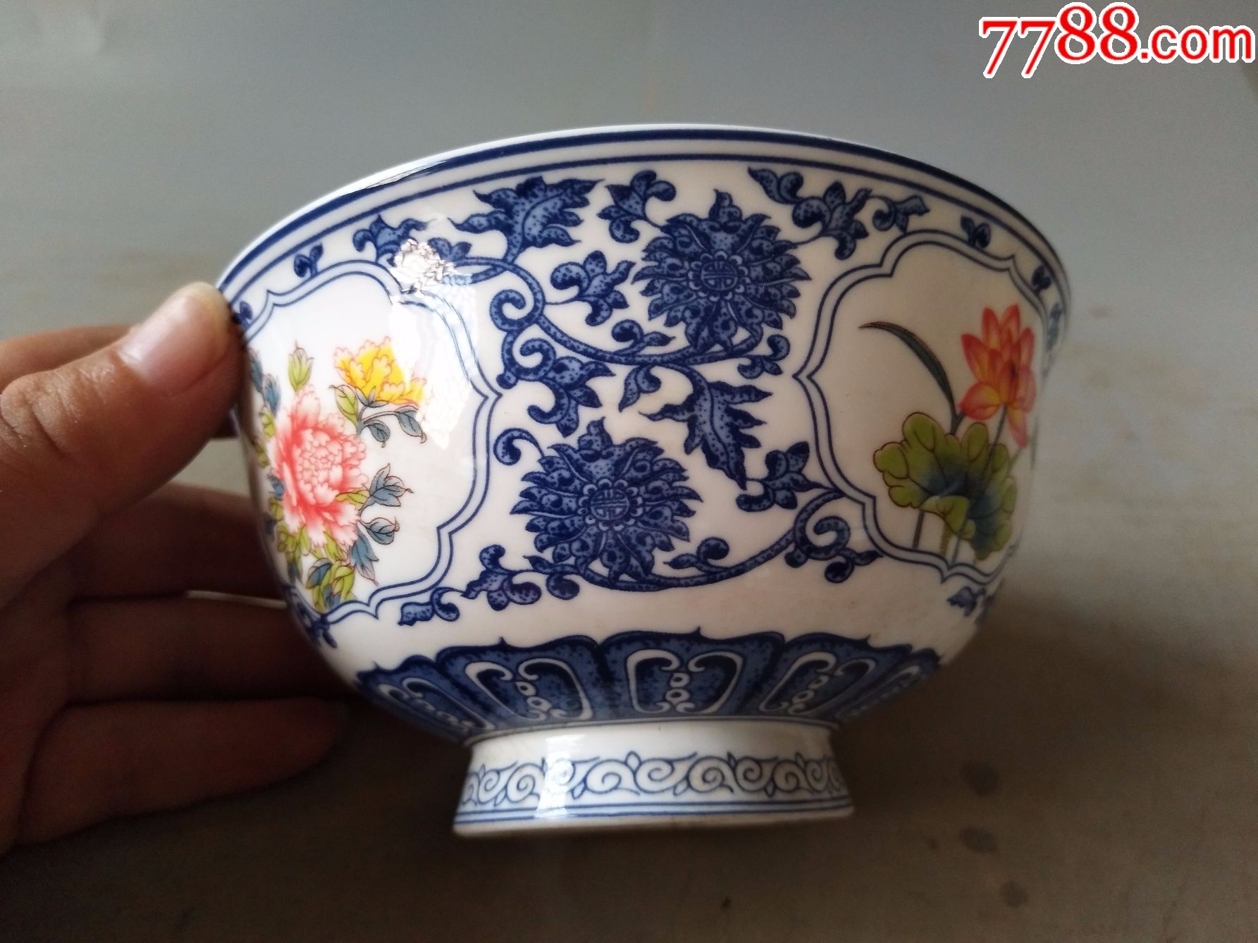 一件清代青花花卉瓷碗