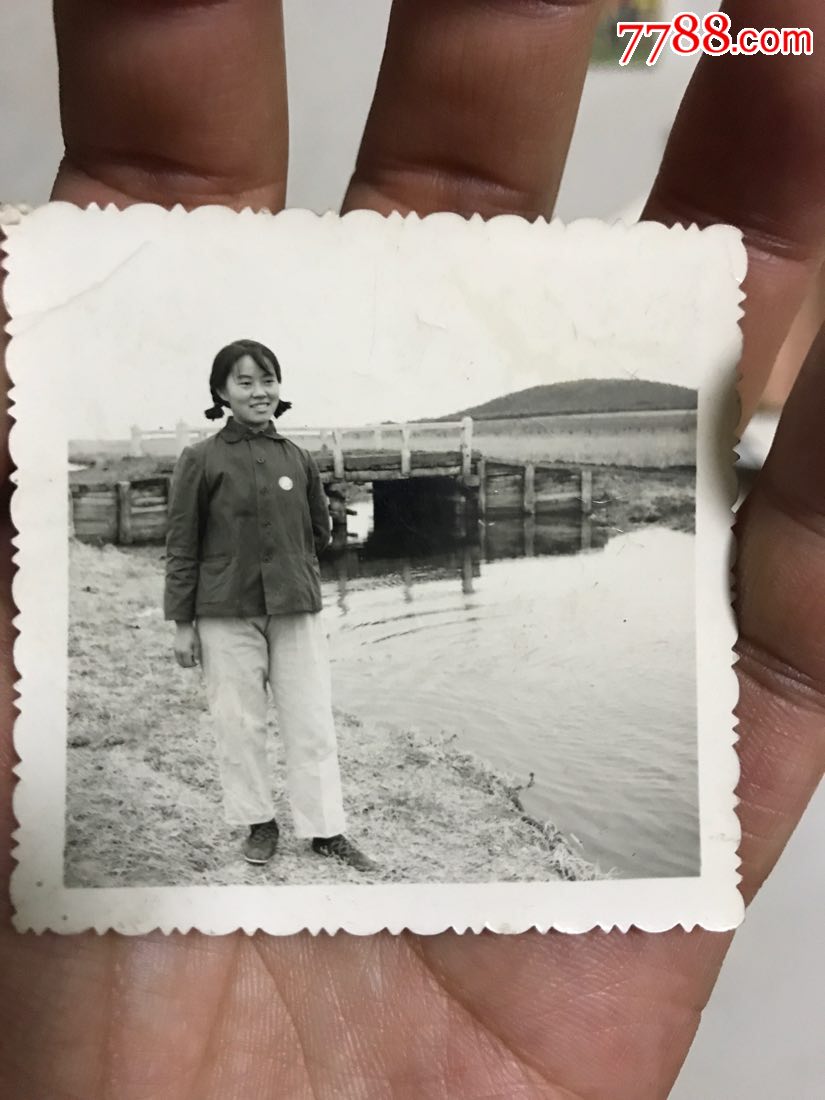 1969年!桦川县三十团十二连小河桥边女知青照片!