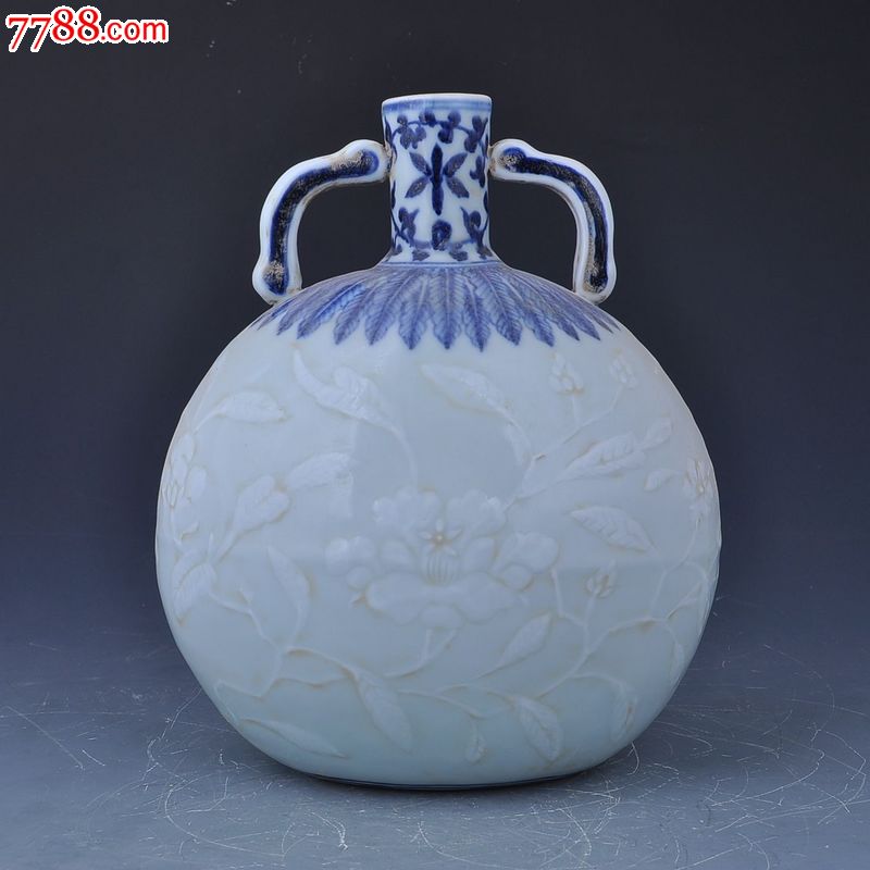 明代永乐年间青花瓷堆雕花卉纹扁瓶25x22厘米