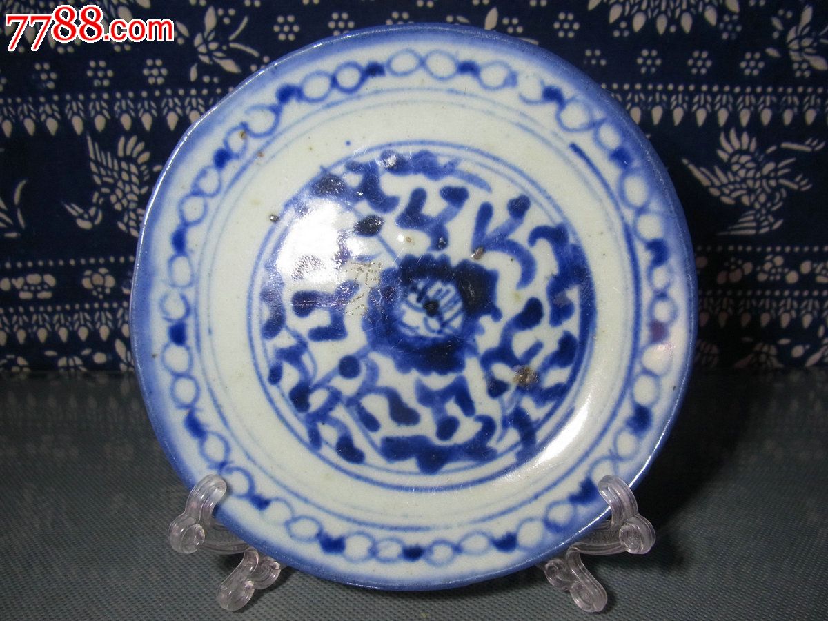 编号:青花瓷: se28308808,C301 属性:青地白花,清朝,碟/盘,花卉,景德镇窑,,,,,,, 简介:清代晚期;尺寸高:2cm;口径:12.1cm;底径:7.3cm;有刻字、稍有磕碰及冲线、其余完好;可做民俗茶餐饮文化的展示;以及可利用作为文房用品笔舔、颜料盘使用;供观赏及实用于一身;其余瑕疵处,如图所示,拍摄的色彩与实际的有所偏差,请仔细的看好图;物件的大小尺寸因为是手工测量,误差在所免。 备注:亲们!一次购买多件藏品,只须一次的邮费(购买前,请留言咨询后再下单,我会及时更改价格及运费);