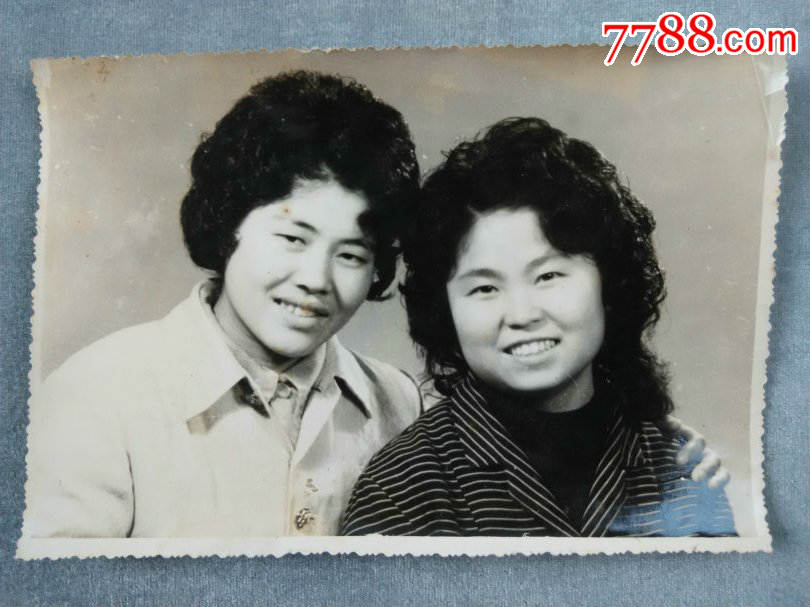 *fwps-八十年代经典发型-大幅泛银老照片-姐妹合影