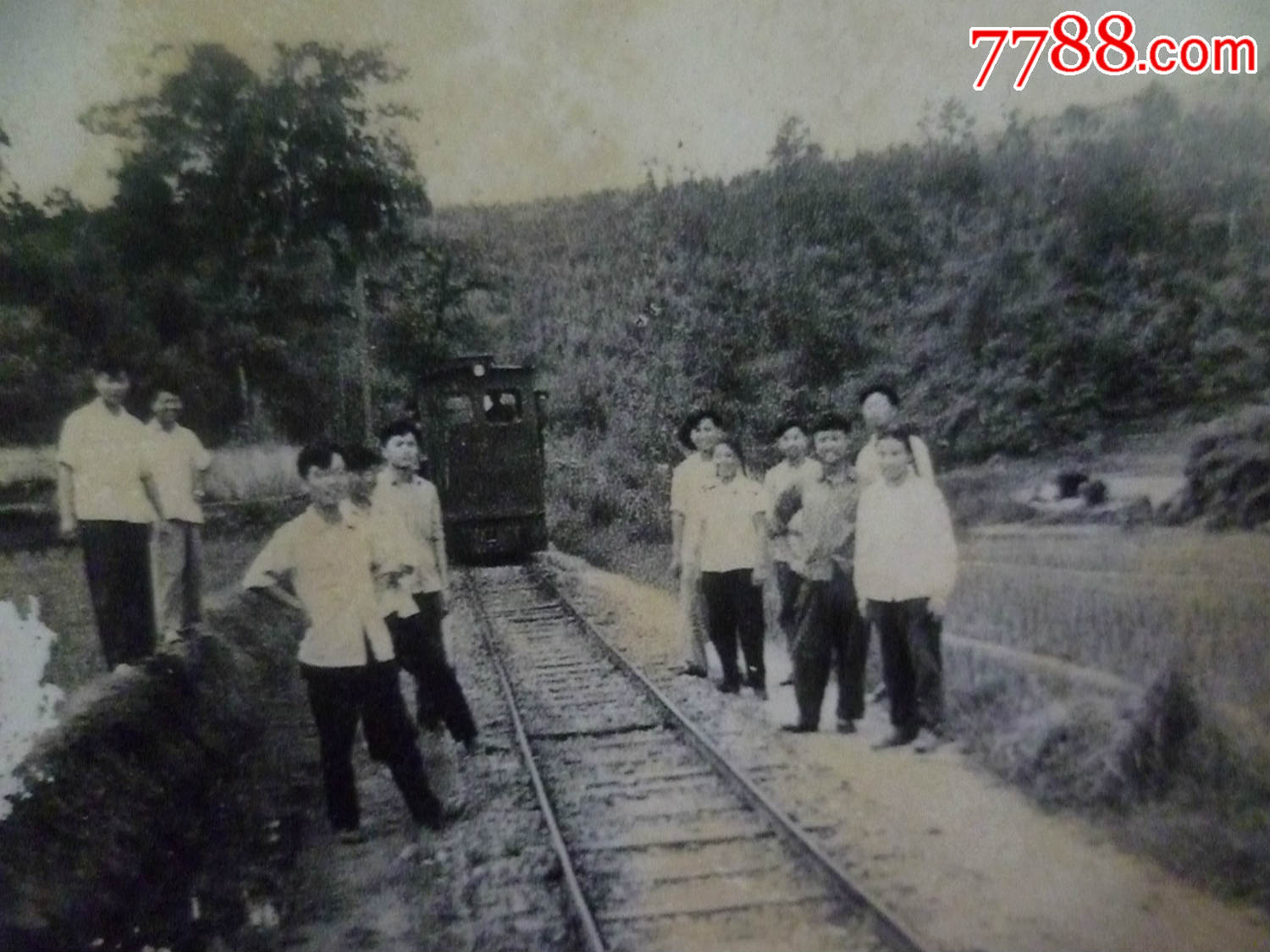 50年代田野中的火车轨道合影老照片(抢购价)