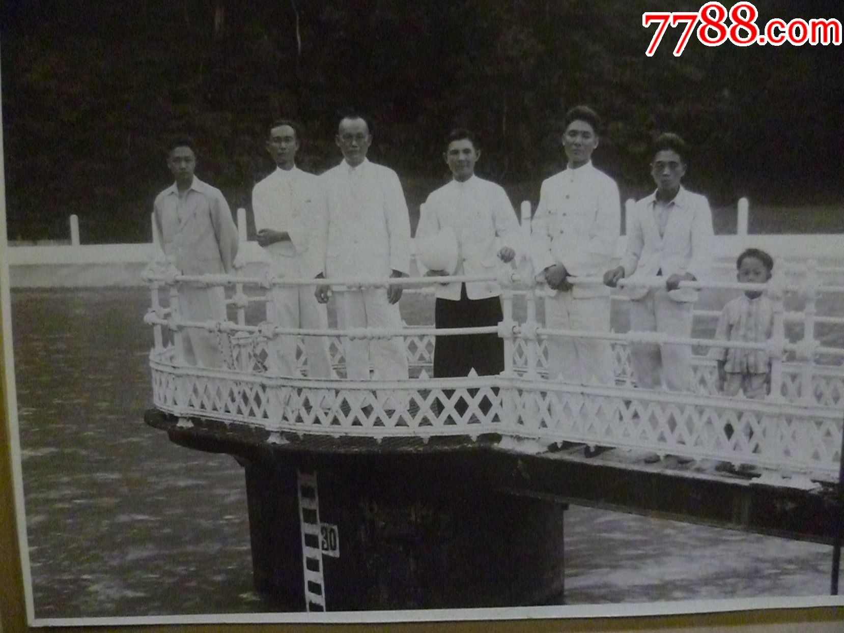 50年代华侨华人7人合影厚纸粘板老照片