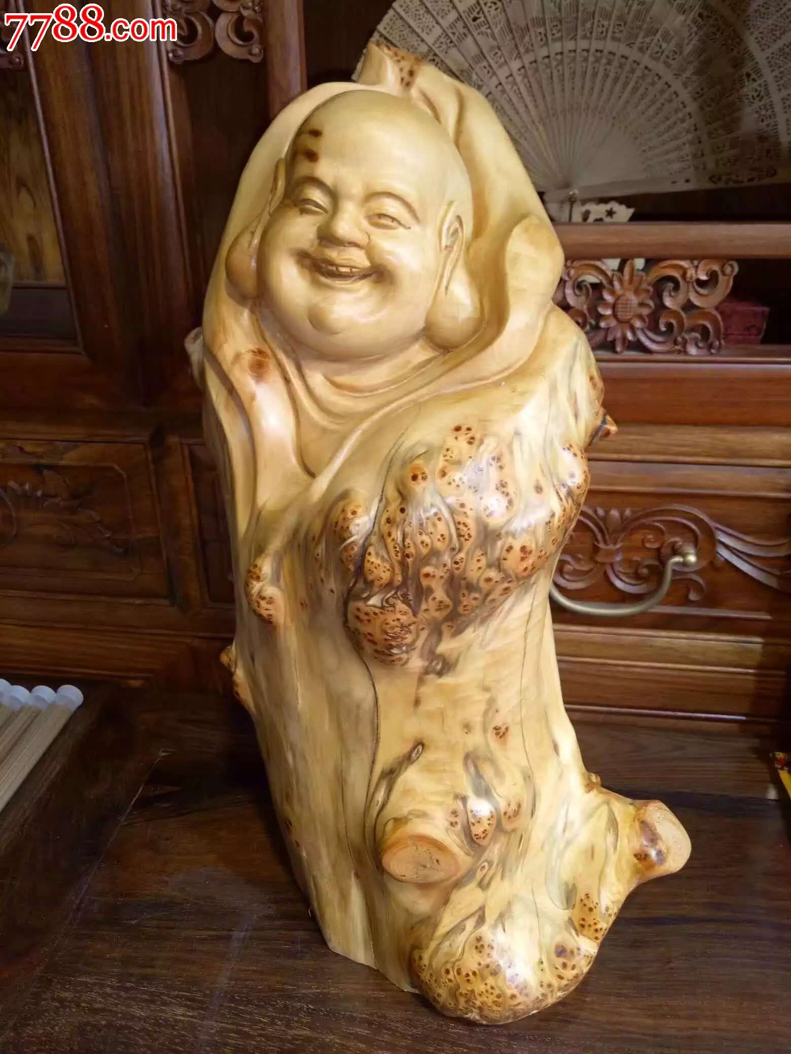 崖柏招财笑脸弥勒佛,招财、镇宅,做生意老板的您不要错过了,有了他天下没有难做的生意,每天再烦恼,大摆件,鬼斧神工,料老,做工精细,局部爆满瘤疤缨子雀眼。招财进宝精品工艺品摆件,笑纳财源大滚滚,精品!有意者联系!