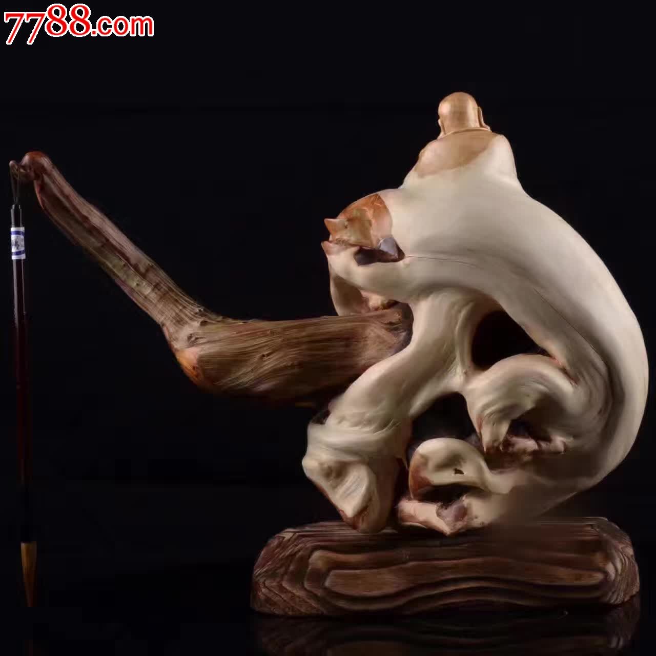 【品名】:《招财笑佛》笔架【材质】:太行崖柏坨料【规格】:长42,宽26,高36,重13.6斤【特色】:精选优质太行坨料,造型独特,开脸干净,笑容可掬,油性极佳,纹理细腻,收藏摆设送礼佳品。【编码】:21116QLI23212511WM15883