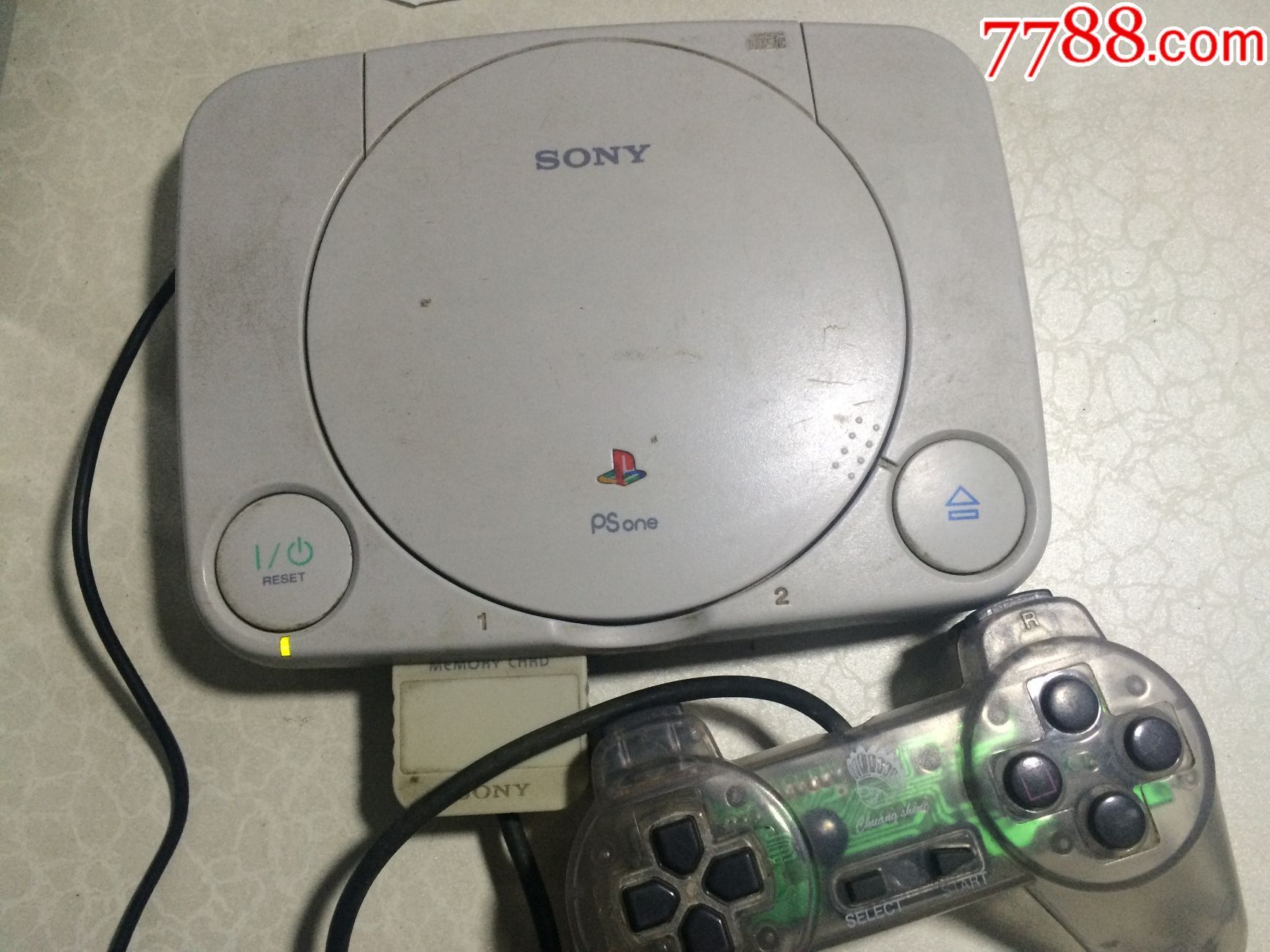 一台经典银色索尼psone游戏机