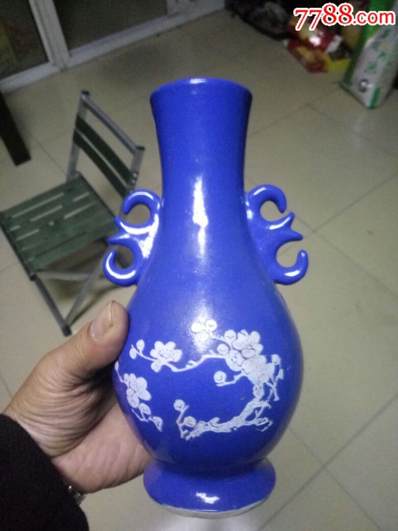 不多见的梅花图像双耳酒瓶