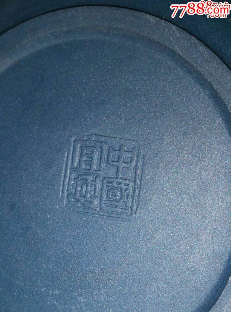 紫砂壶,杯碟一起拍,盖带篆字印章款,底带篆字印章款中国宜兴,无磕碰