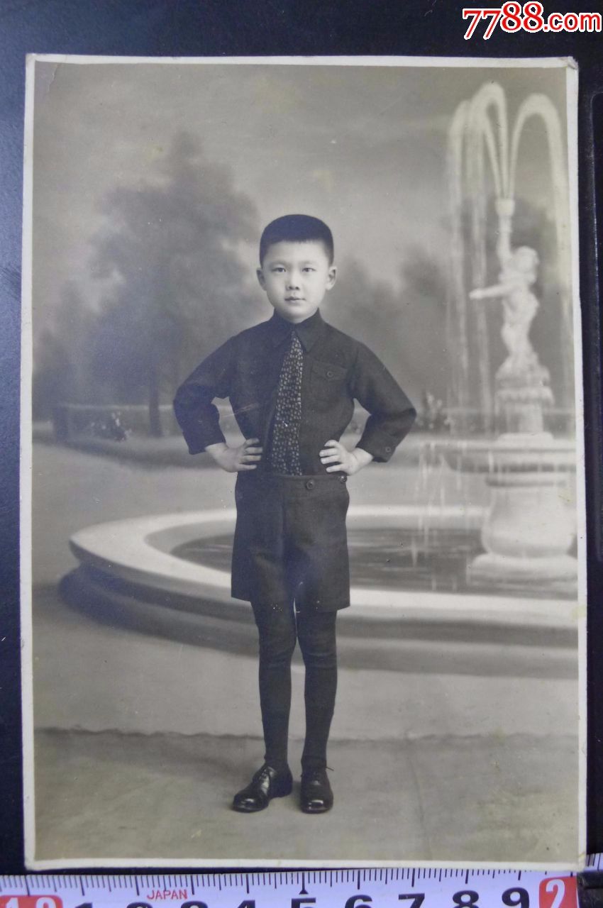 民国小男孩,皮鞋锃亮.衬衣领带短裤,非常精神.10.2*14.