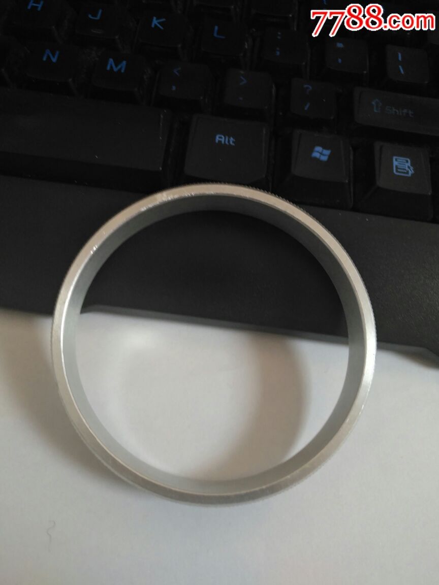 品相不错的铝手镯一支