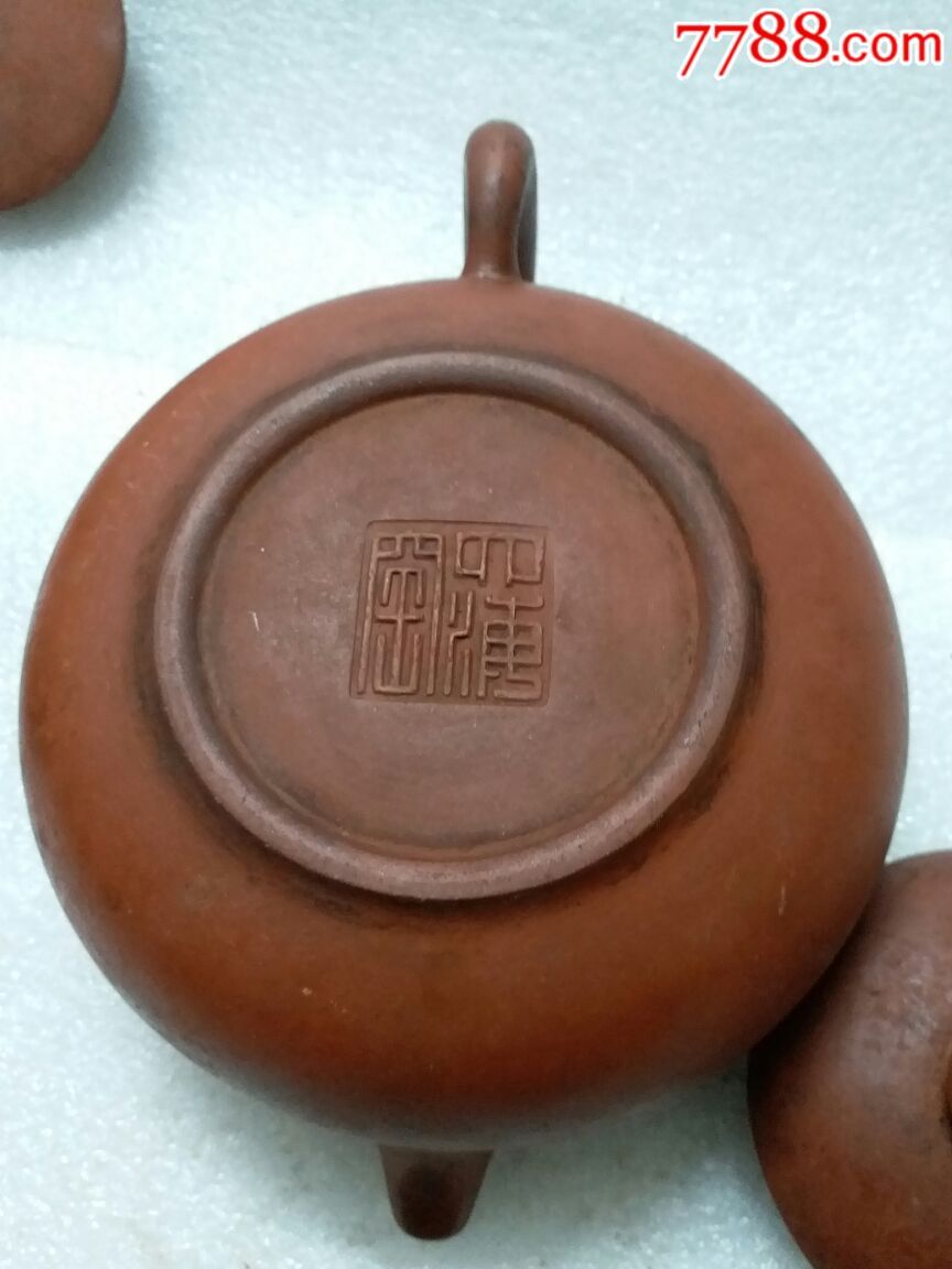 紫砂壶,盖带篆字印章,底带篆字印章款,盖有瑕疵具体看图