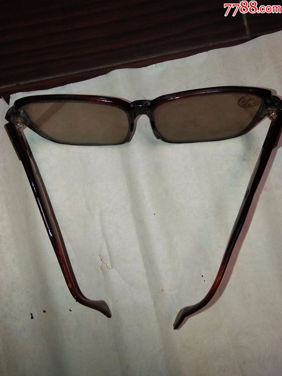 80年代之前的一副特大特厚实天然水晶眼镜(镜框为牛角材料,保真包老)