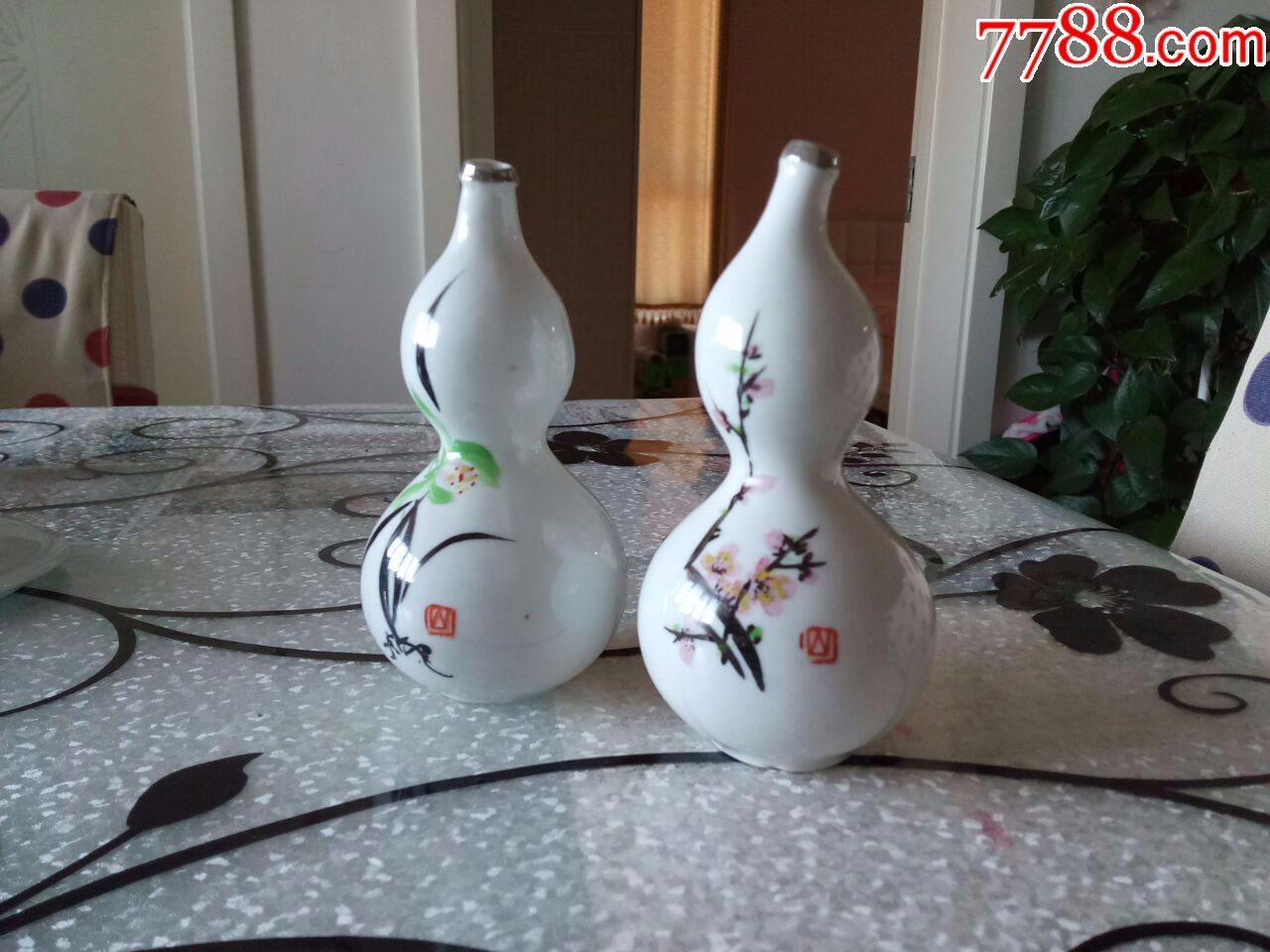 一对很漂亮的白色彩绘小葫芦,手绘的,完好,看图,10品