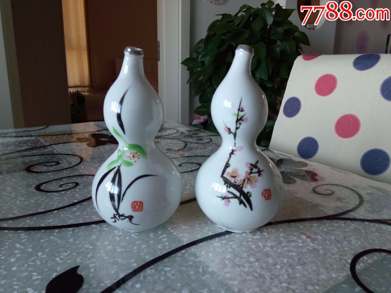 一对很漂亮的白色彩绘小葫芦,手绘的,完好,看图,10品
