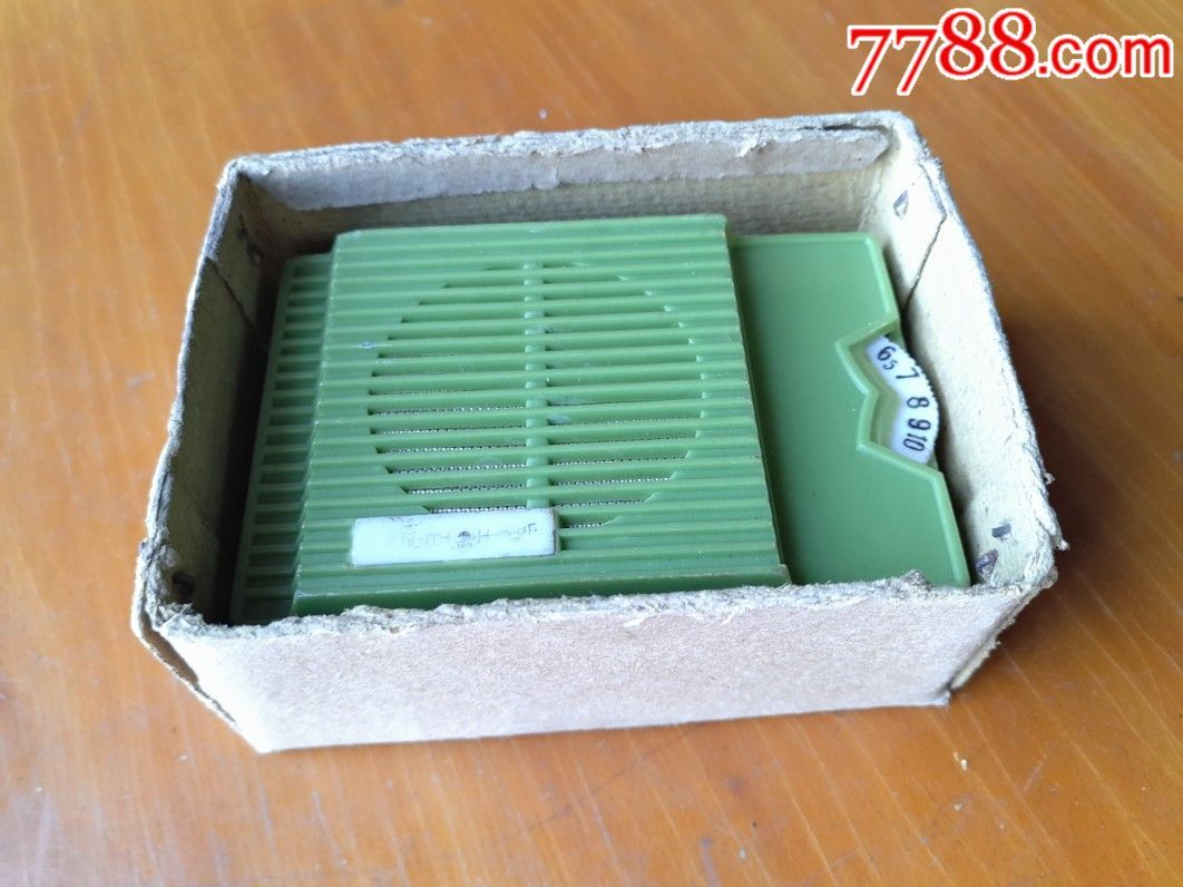 一台老的小巧漂亮的再生来复式两管微型收音机