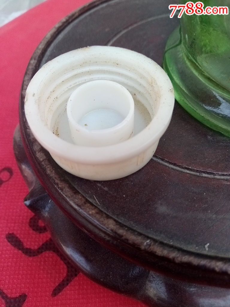 八十年代五粮液酒瓶,交杯牌标,塑料螺纹瓶盖