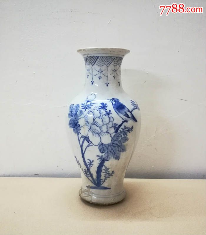 颇具韵味的民国花鸟纹青花瓷瓶