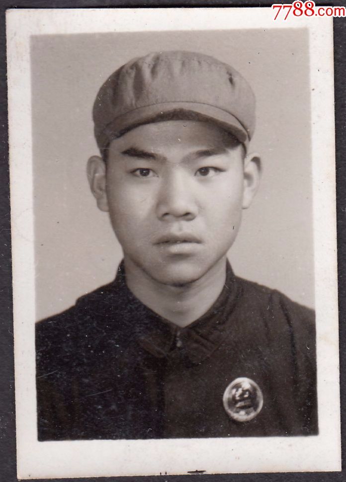 文革戴像章男子