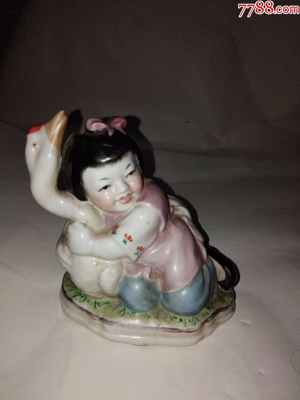 小女孩抱鹅(高约12.5公分)