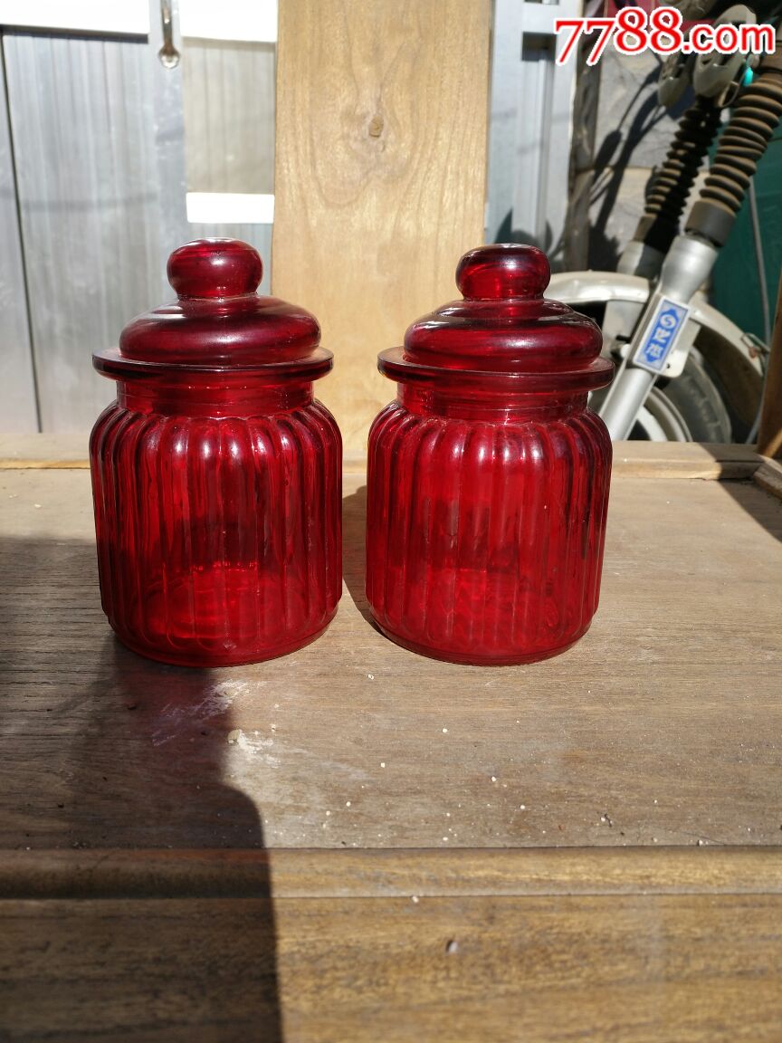 颜色非常好看红玻璃罐一对