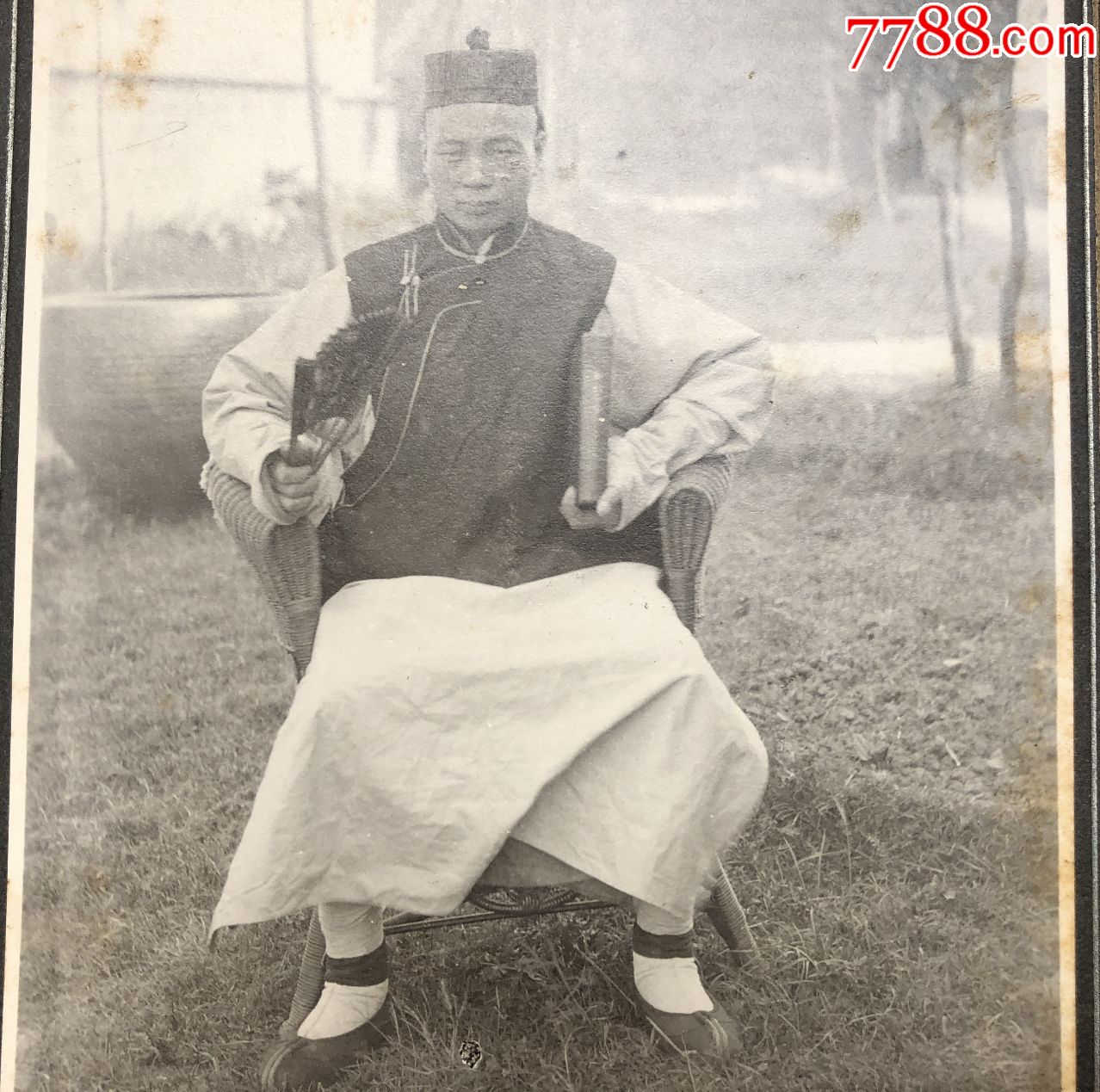 晚清中国传教士手捧圣经