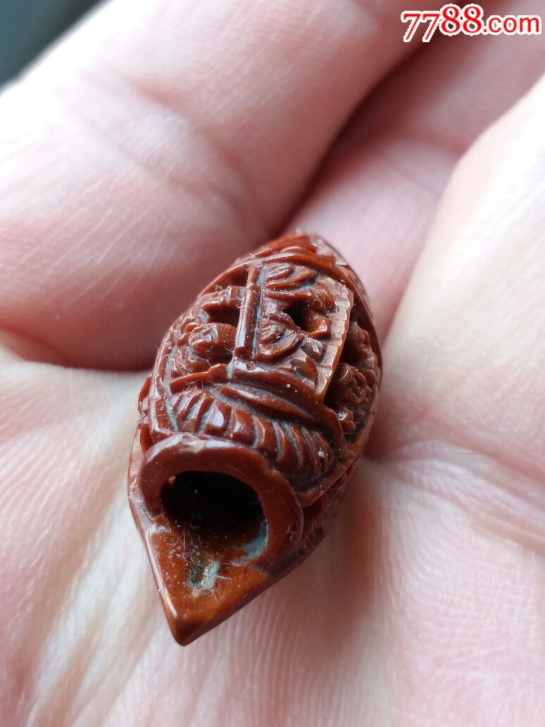 雨辰款橄榄核雕件