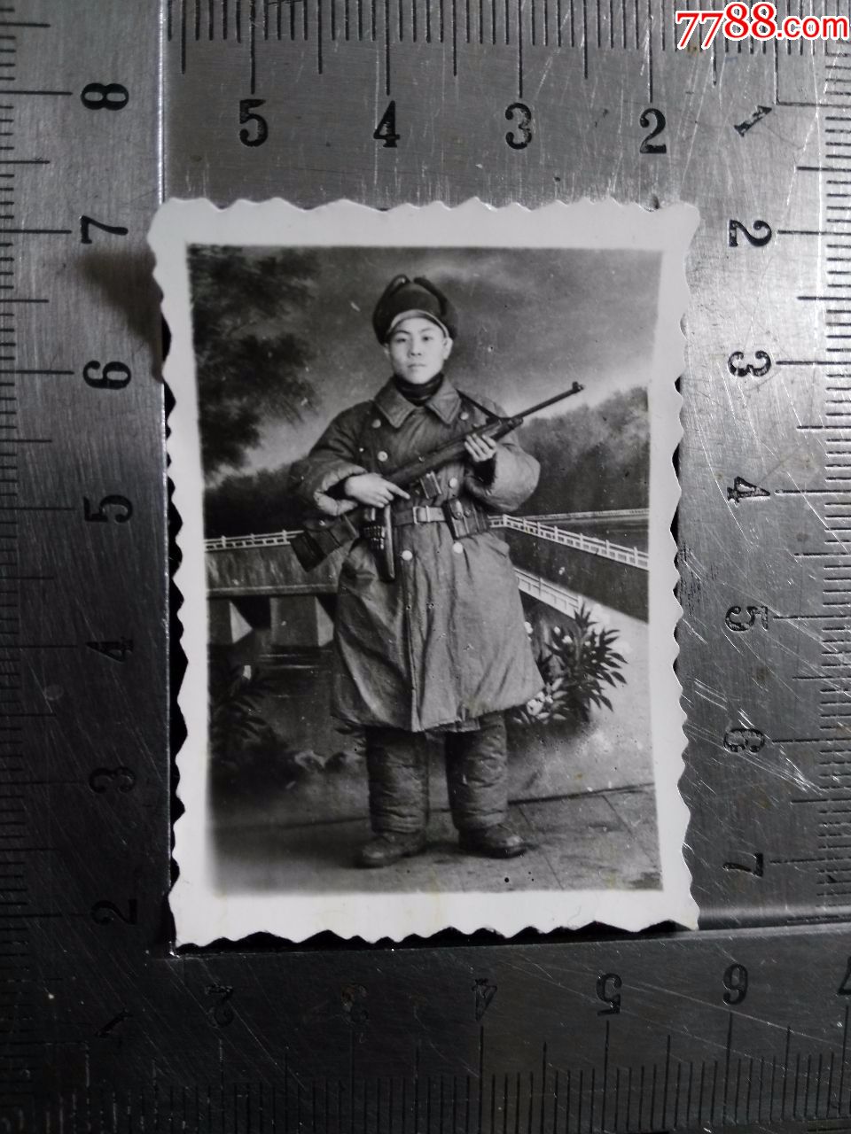 老照片:挎枪的人