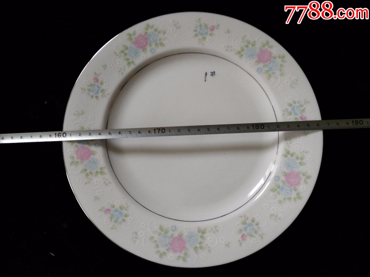 70年代中国国光红底款花卉粉彩瓷盘