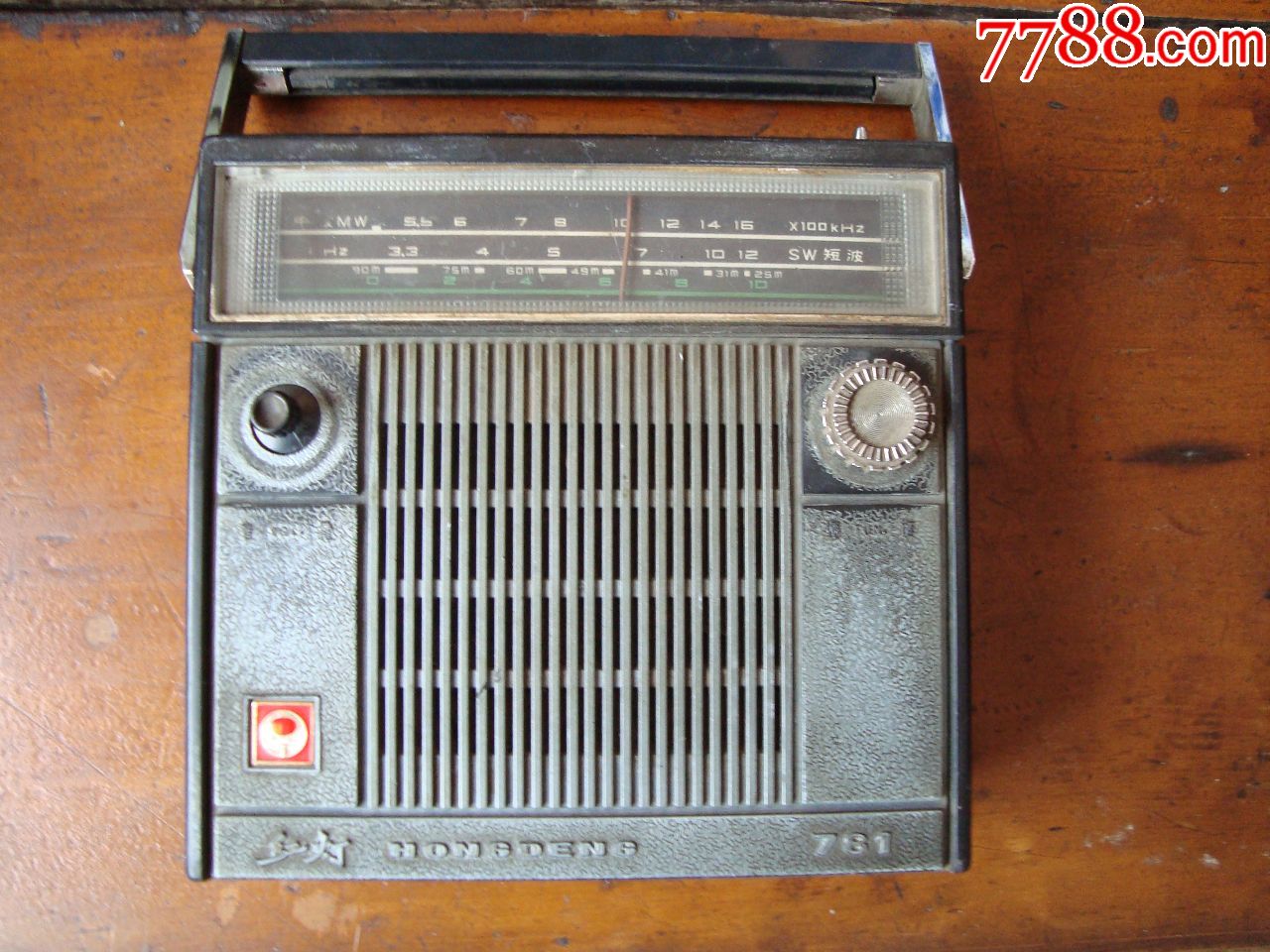 红灯781收台正常,少两小螺咝,上边有一处开裂,配件出